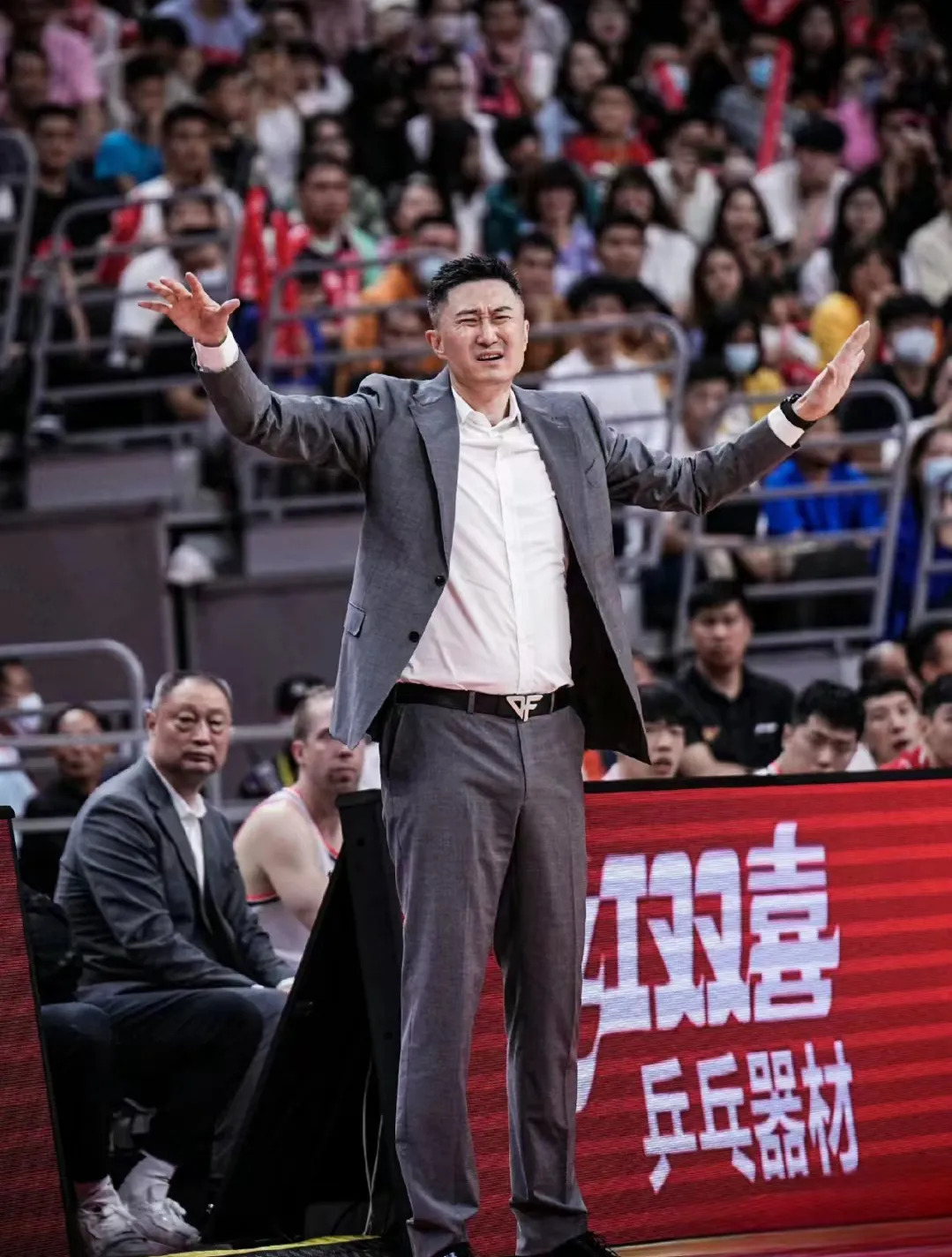 加时末段突围战来临，上海海港围绕CBA季后赛绝杀压哨，底气十足，身体对抗强度拉满(上海上港最佳阵型图)